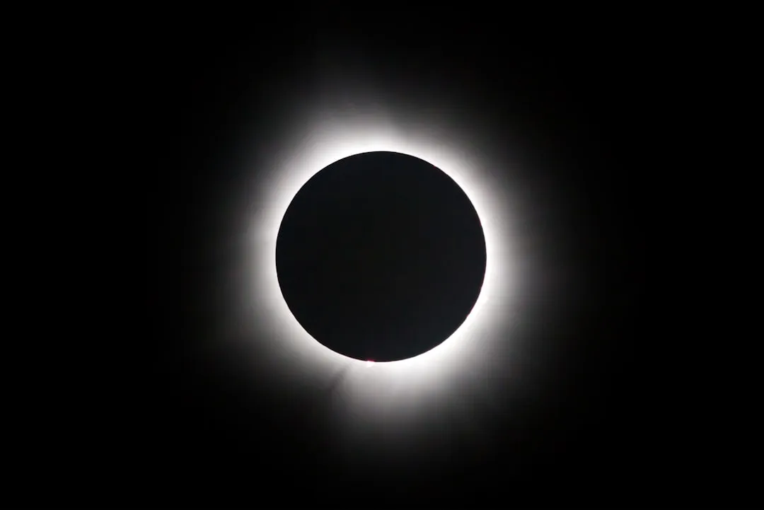 Representação mitológica dos lobos Sköll e Hati perseguindo sol e lua