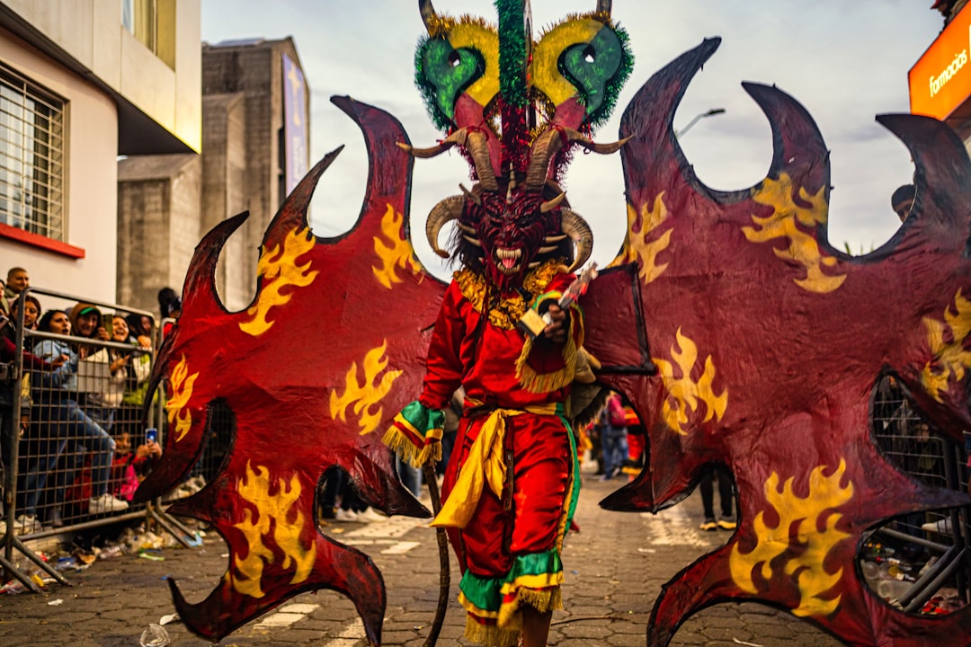 Representação do demônio Rahu devorando o sol na mitologia hindu