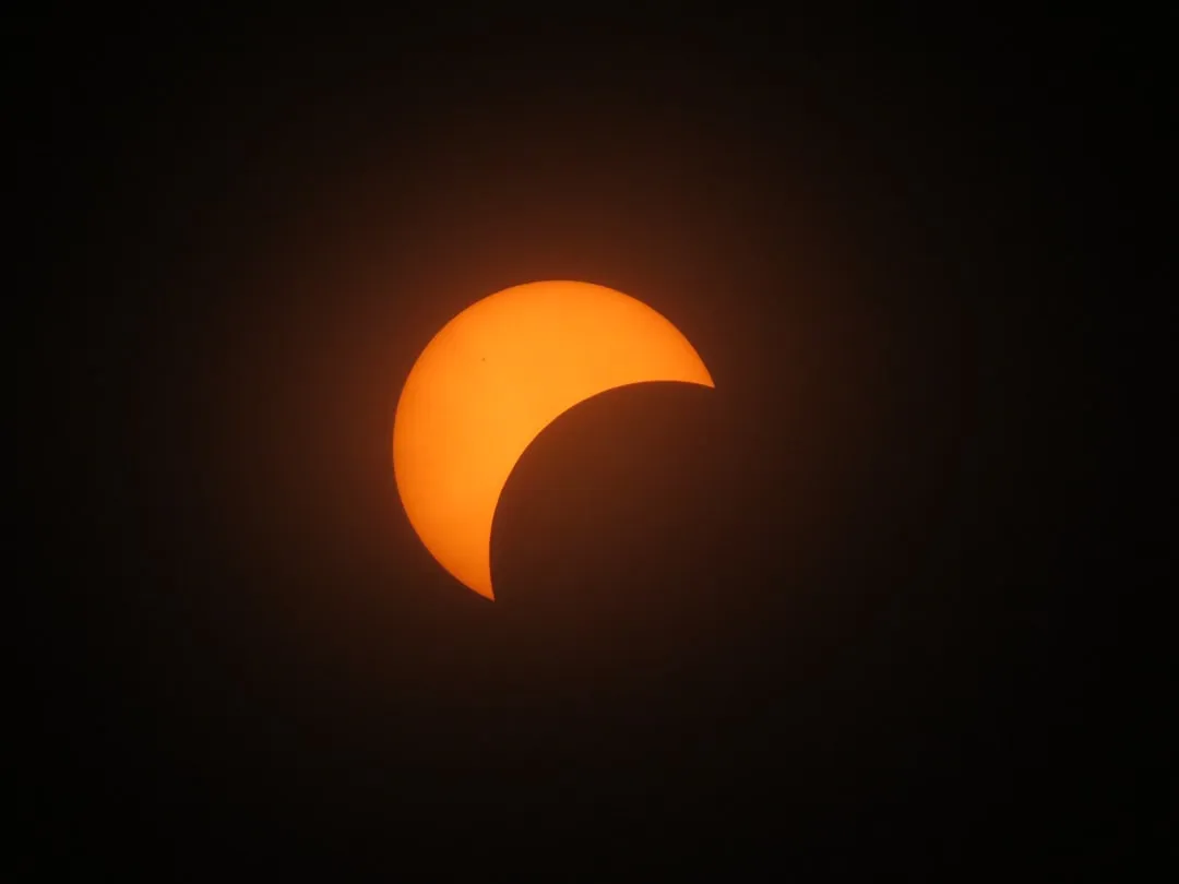 Representação do demônio Rahu devorando o sol na mitologia hindu