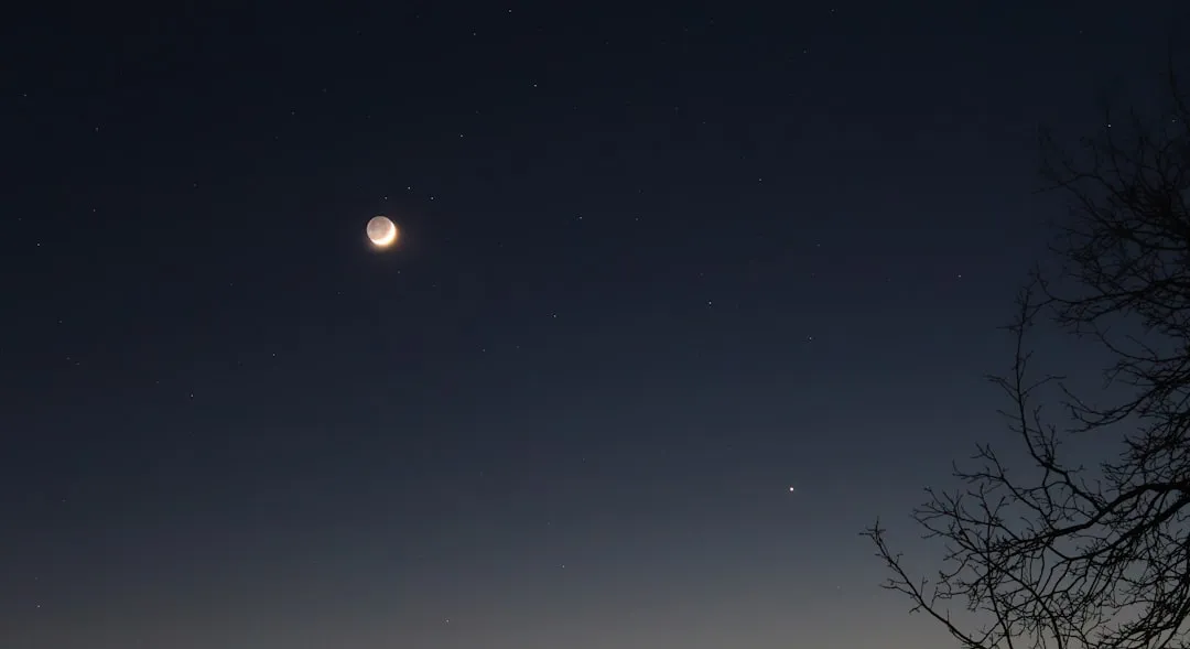 Venus e Jupiter brilhando juntos no ceu ao entardecer