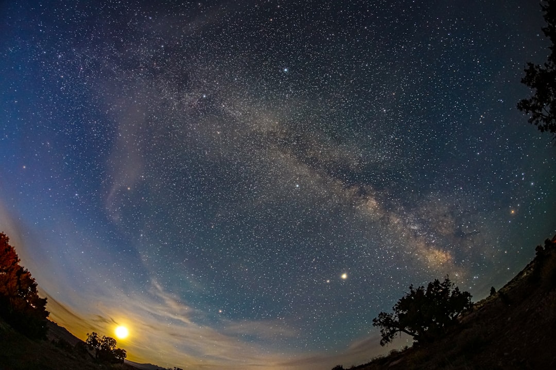 Fotografia grande angular de planetas alinhados no horizonte ao amanhecer