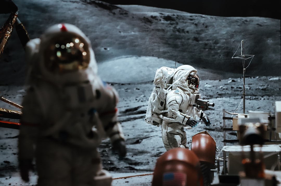 Astronauta caminhando na superficie da Lua durante missao espacial historica