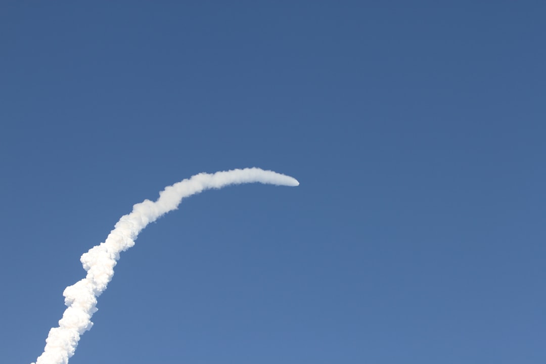 Foguete SLS da missao Artemis na plataforma de lancamento