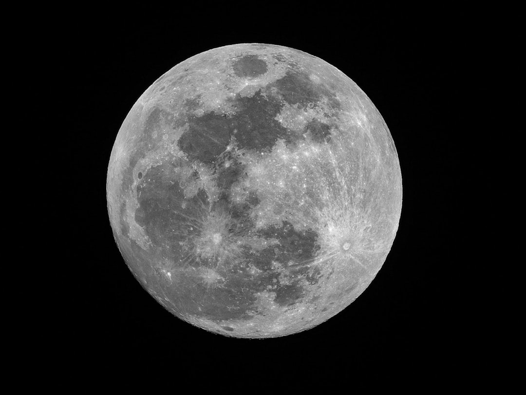 Lua cheia em detalhe vista da Terra com suas crateras