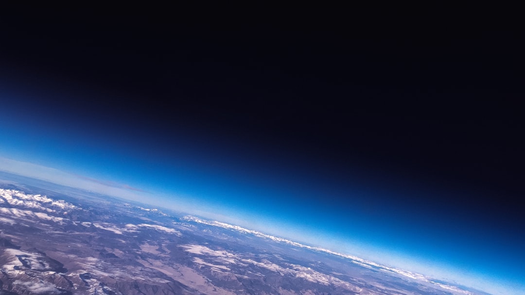 Telescópio espacial observando exoplanetas em busca de sinais de vida