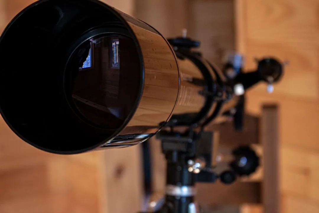 Adaptador acoplando câmera DSLR ao telescópio para astrofotografia