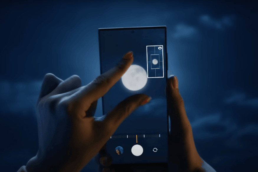 Pessoa ajustando câmera do smartphone para fotografar a Lua à noite, exemplo de astrofotografia com celular.