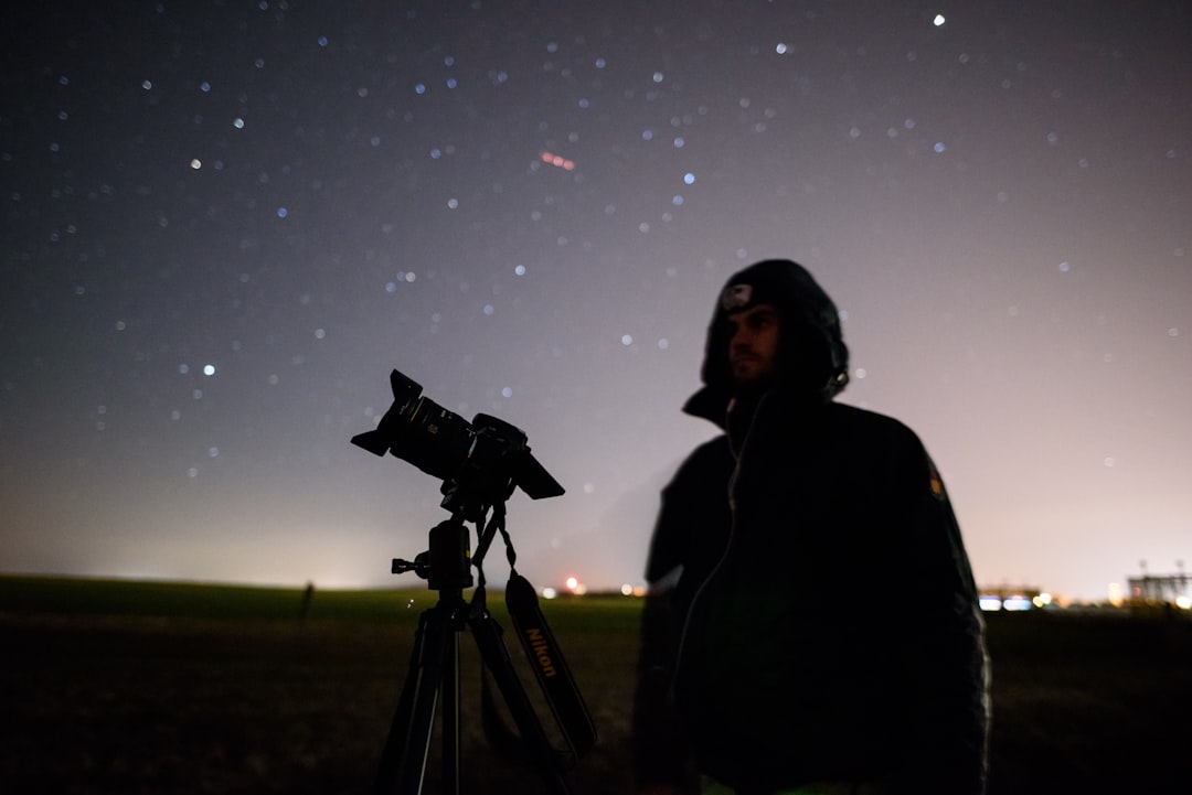 Setup de celular em tripé preparado para fotografar o ceu noturno no campo