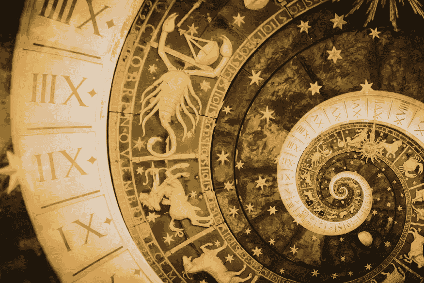 Relógio astrológico ornamentado com numerais romanos, estrelas douradas e símbolos do zodíaco em espiral sobre fundo escuro, representando a astrologia.
