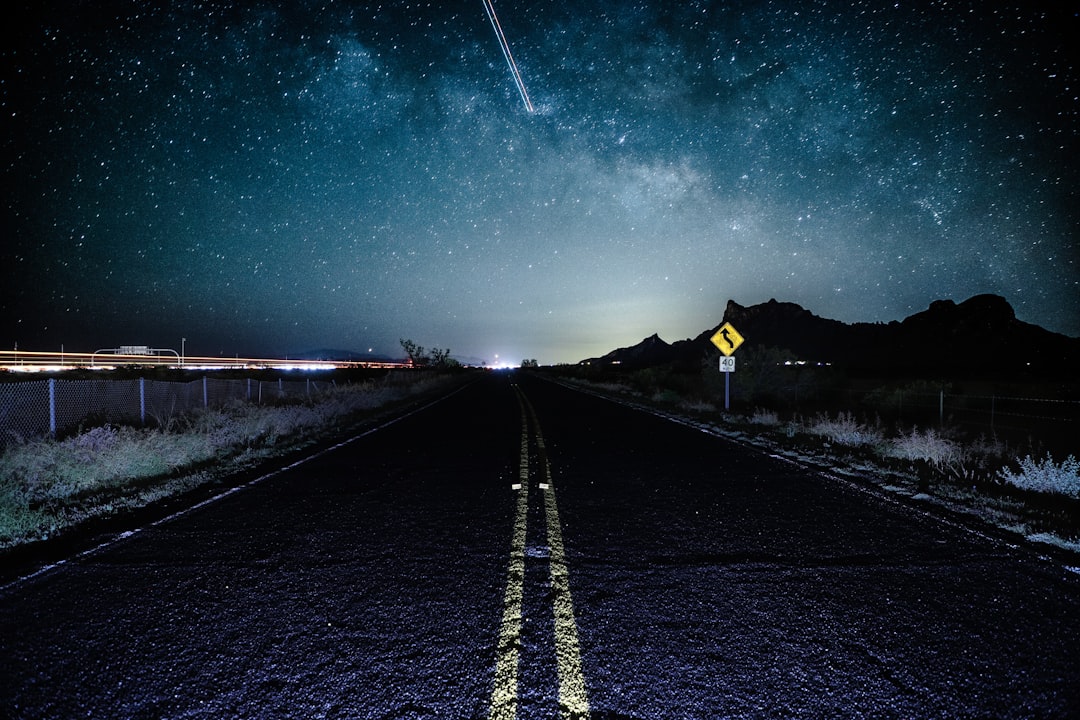 Faixas escuras da Via Lactea visiveis no ceu noturno