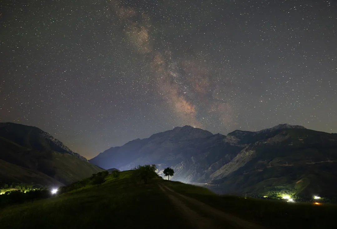 Pessoa observando a Via Lactea num ceu escuro no interior do Brasil