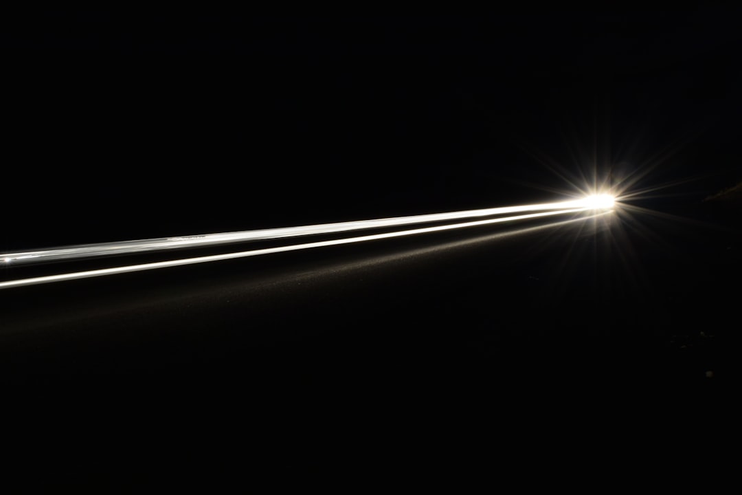 Quasar com jato relativístico expelindo matéria a grande velocidade