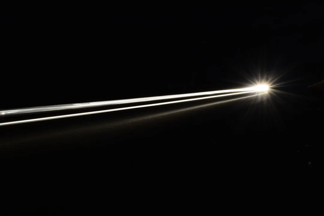 Quasar com jato relativístico expelindo matéria a grande velocidade
