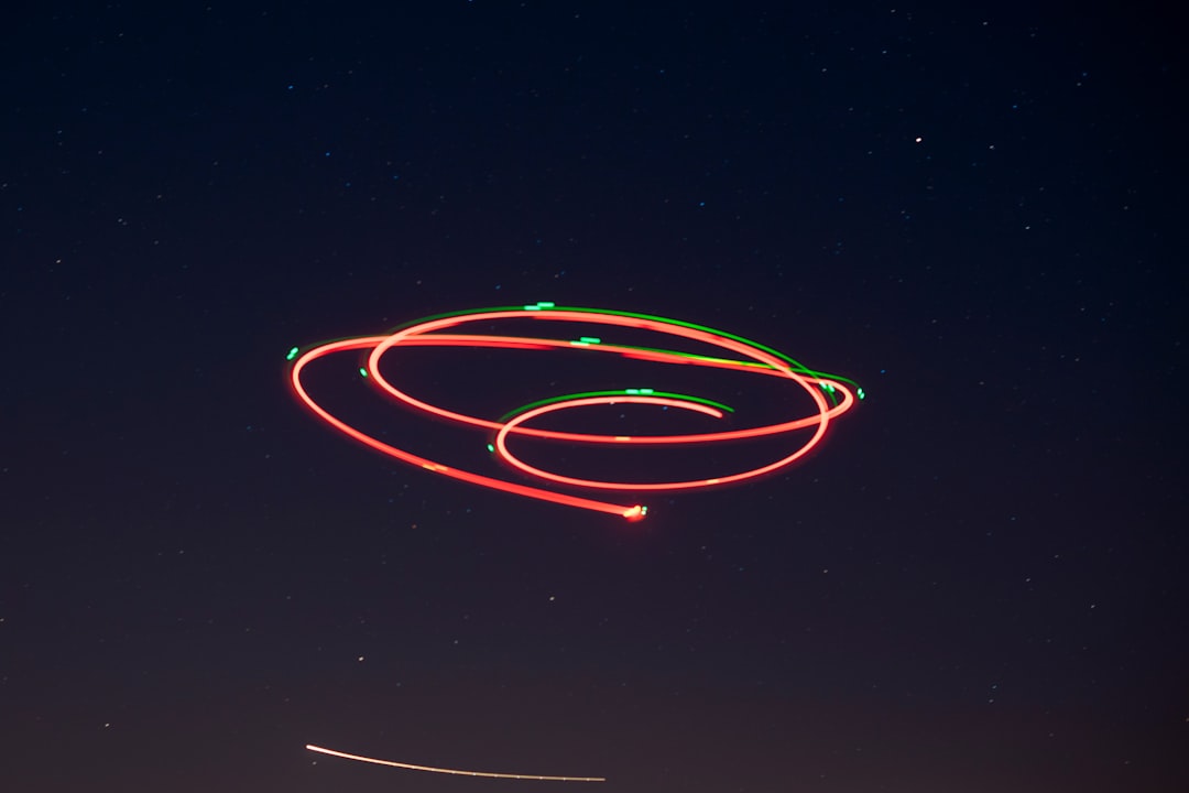 Órbitas das estrelas ao redor do buraco negro Sagittarius A* no centro da Via Láctea