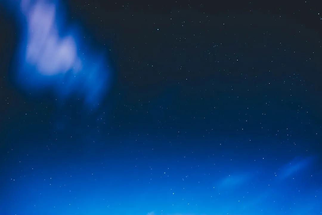 Telescópio observando galáxias distantes no espaço profundo
