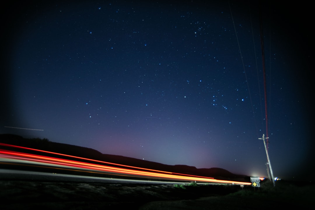 Rastros de estrelas em fotografia de longa exposicao no campo