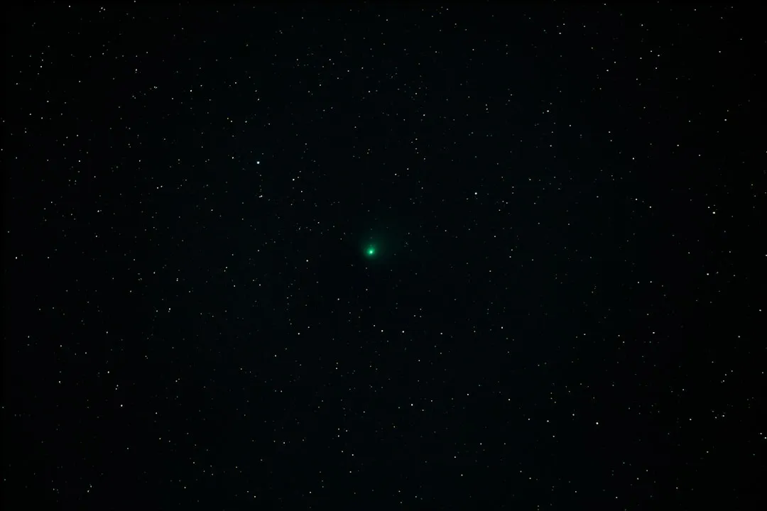Cometa com cauda brilhante sendo observado através de telescópio no céu noturno