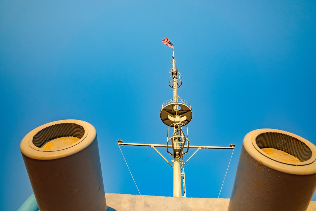 Pessoa observando a lua com binóculos em noite clara