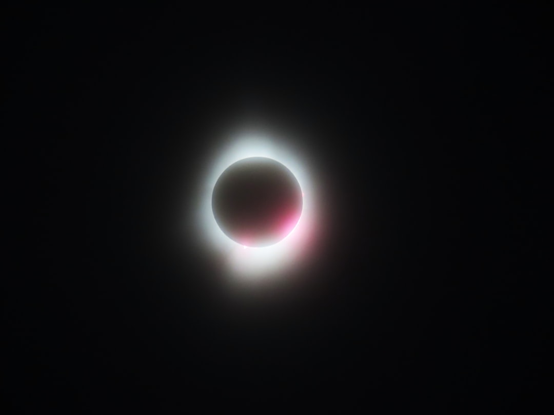 Fotografo registrando eclipse solar com equipamento de protecao
