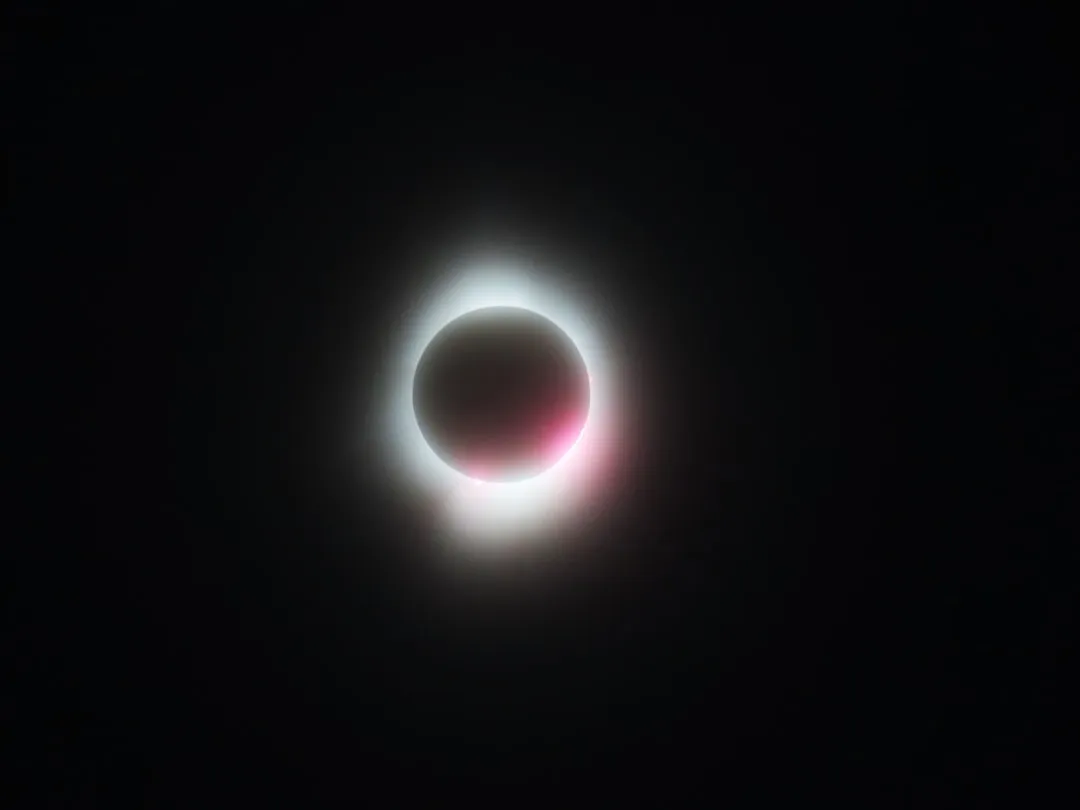 Fotografo registrando eclipse solar com equipamento de protecao