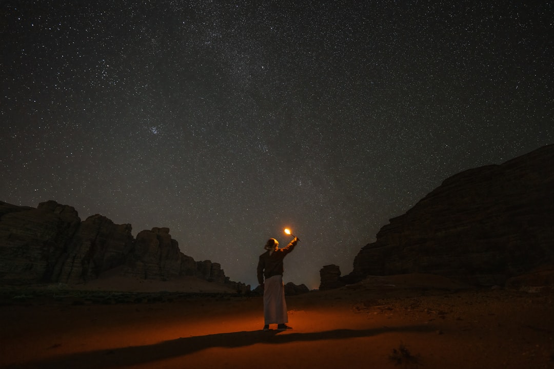 Fotografo observando o ceu estrelado com equipamento de astrofotografia