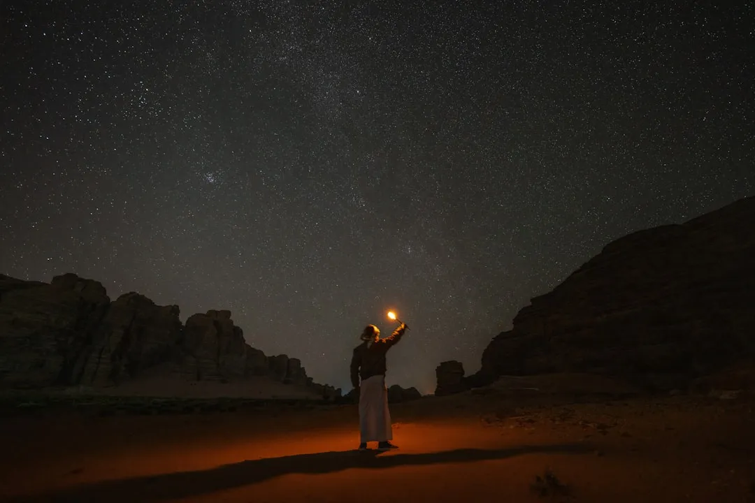 Fotografo observando o ceu estrelado com equipamento de astrofotografia