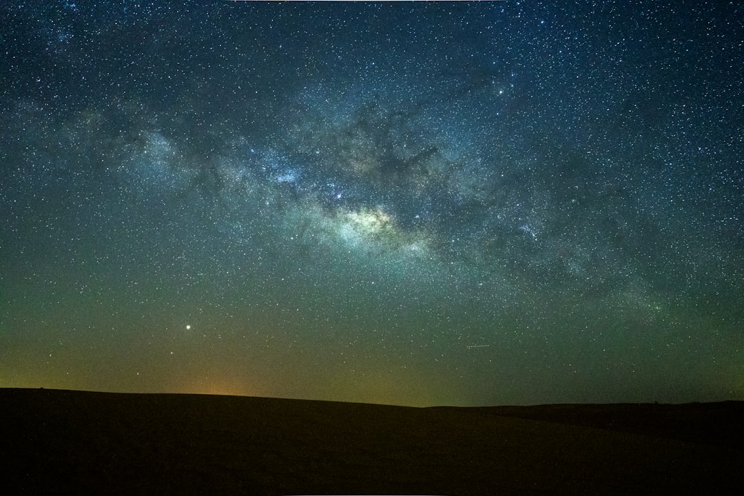 Smartphone mostrando aplicativo de astronomia com mapa do ceu noturno