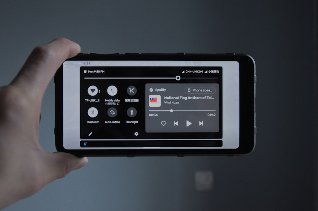 Smartphone controlando telescopio atraves de aplicativo de astronomia