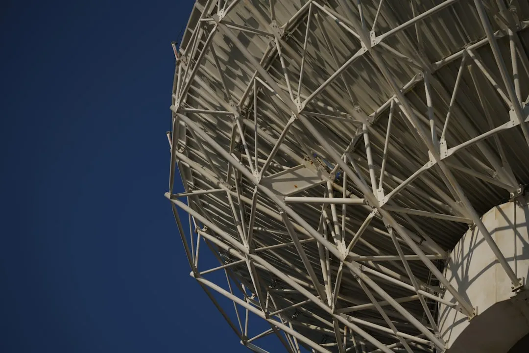Smartphone controlando telescopio atraves de aplicativo de astronomia