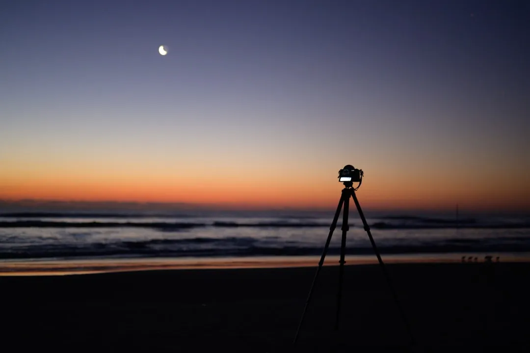 Câmera montada em tripé para fotografia de conjunção planetária