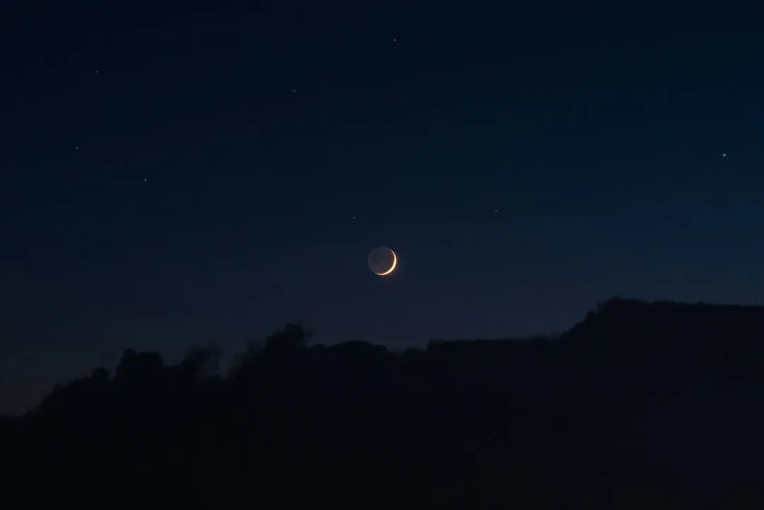 Dois planetas brilhantes muito próximos no céu do entardecer