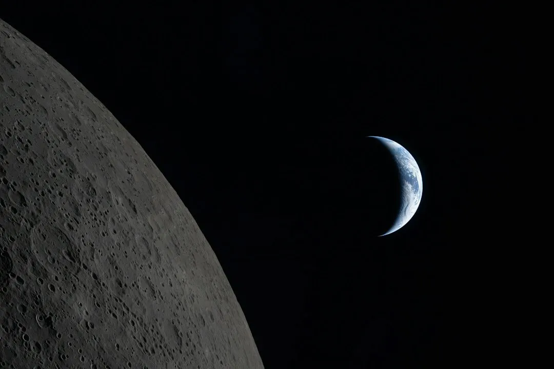 Lua crescente ao lado de um planeta brilhante no crepúsculo
