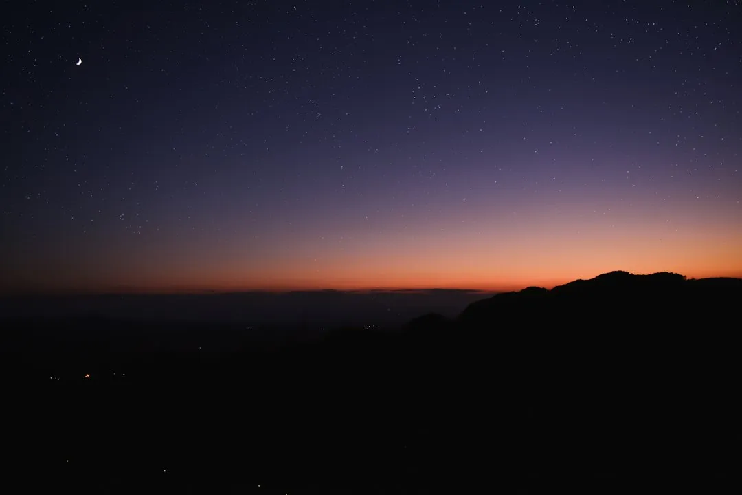 Telescópio apontado para o céu no crepúsculo durante uma conjunção planetária