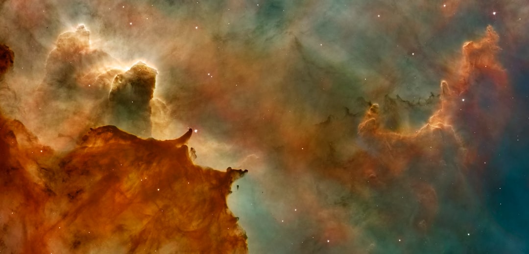 Nebulosa de Carina fotografada por telescópio mostrando estruturas coloridas de gás e poeira
