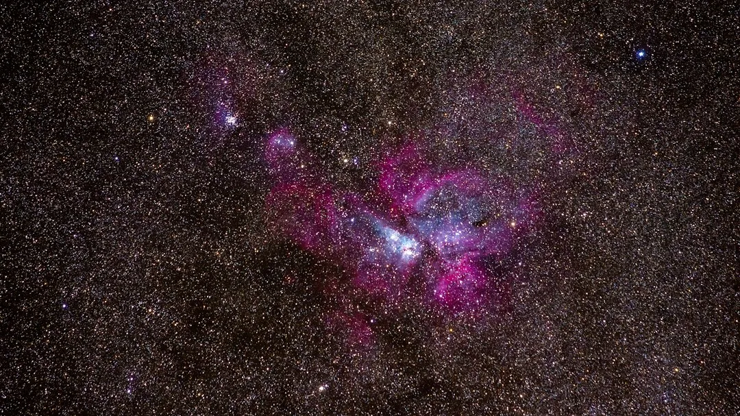 Céu estrelado do hemisfério sul com Via Láctea visível
