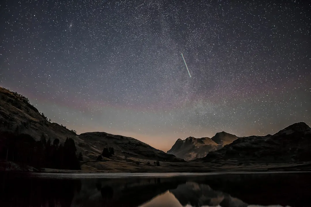 Cometa com cauda luminosa brilhando no ceu estrelado noturno