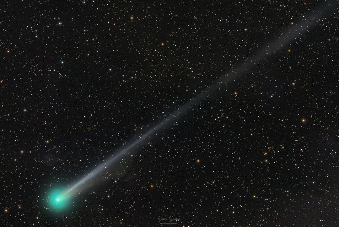 Duas caudas de cometa — poeira e plasma — visiveis no espaco
