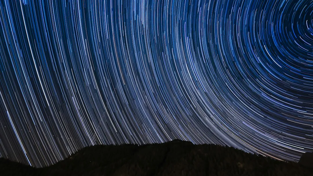 Camera em tripé fazendo longa exposicao do ceu noturno para astrofotografia