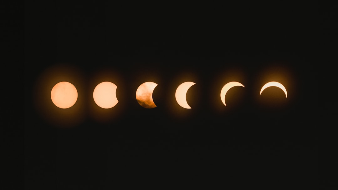 Sequência de fases do eclipse lunar em montagem fotográfica