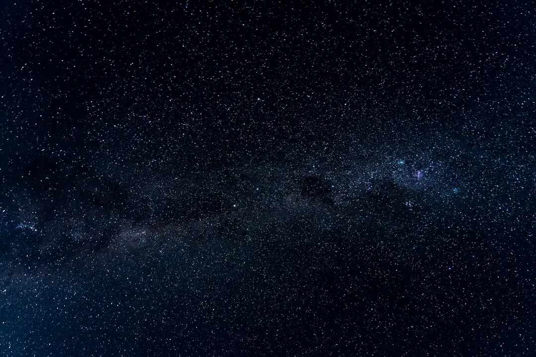 Ilustração artística de uma estrela de neutrons com seus intensos campos magnéticos
