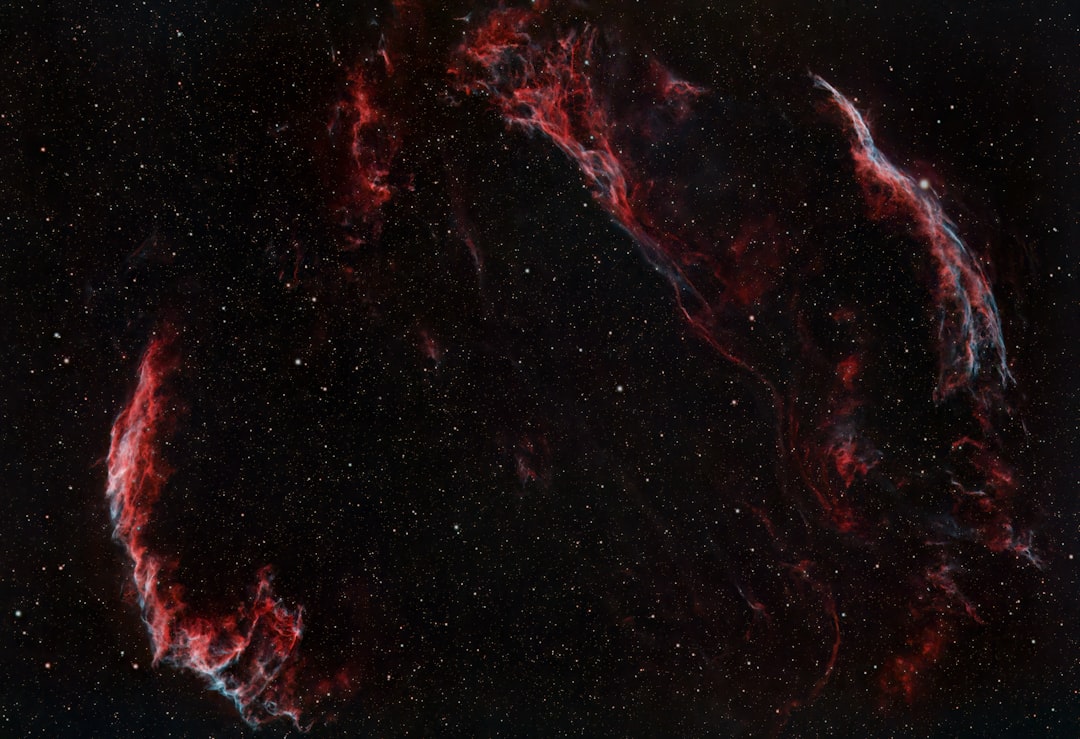 Explosão de supernova liberando enormes quantidades de energia no espaço