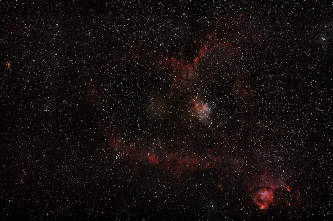 Explosão de supernova liberando enormes quantidades de energia no espaço