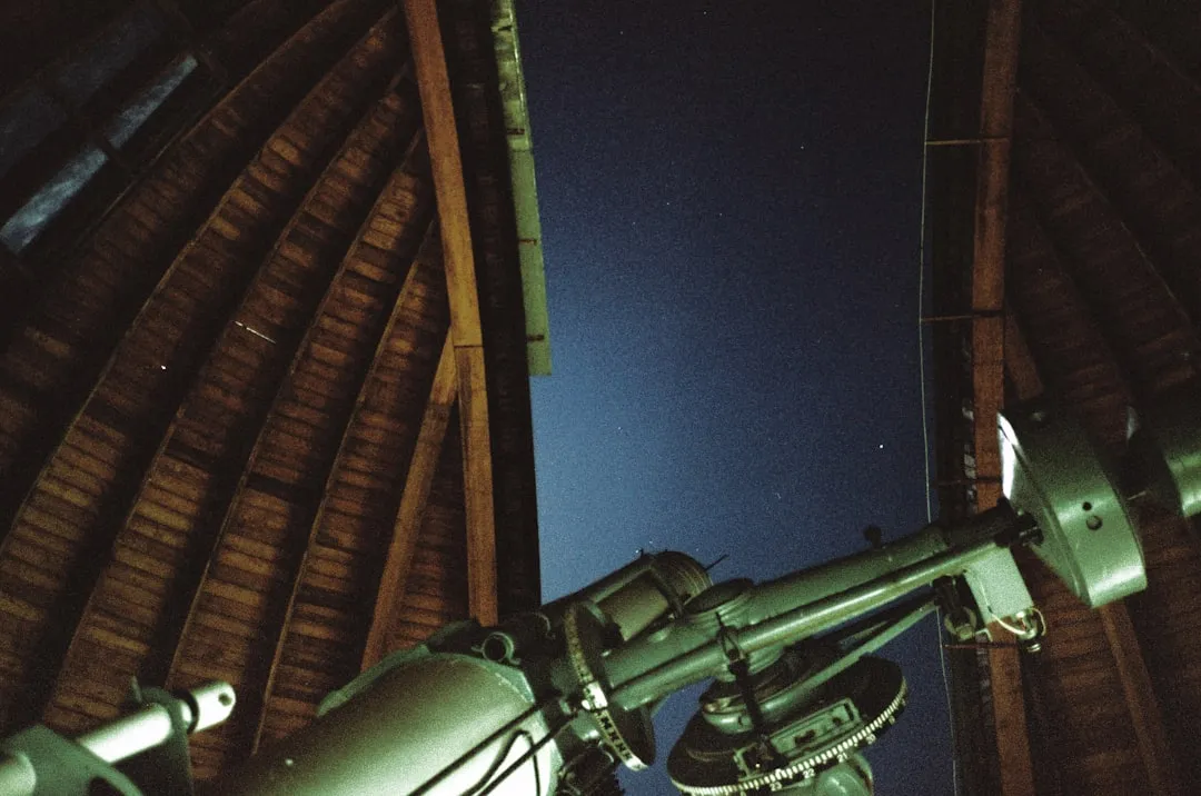 Observatorio astronomico sob ceu estrelado com Via Lactea ao fundo
