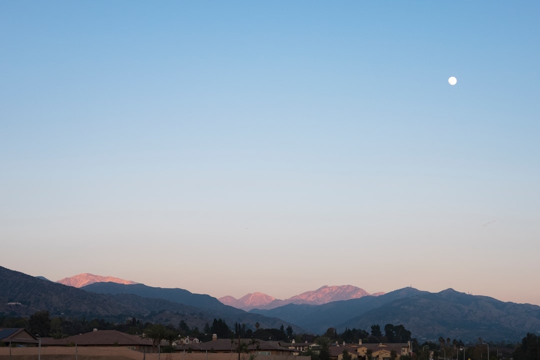 Lua nascendo sobre paisagem brasileira durante o entardecer