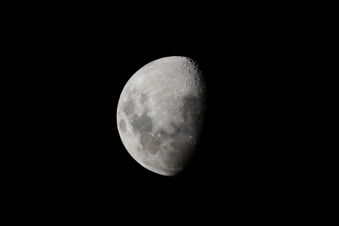Vista detalhada de crateras lunares atraves de telescopio