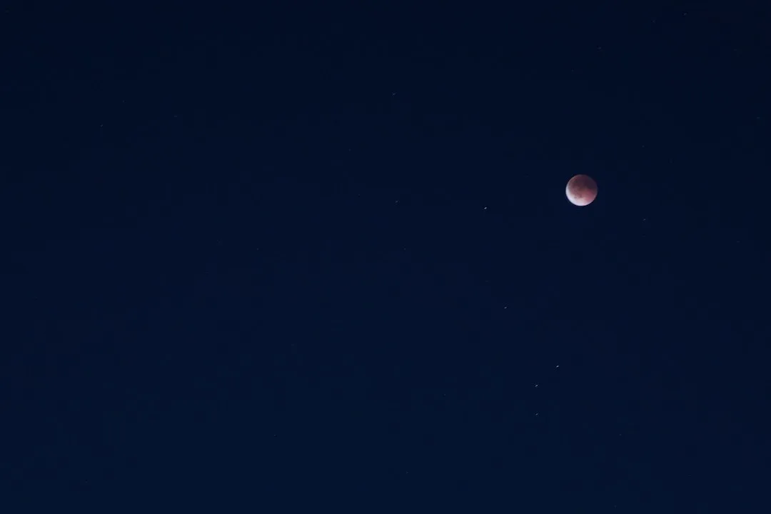 Paisagem noturna brasileira com Via Lactea e Lua crescente no horizonte
