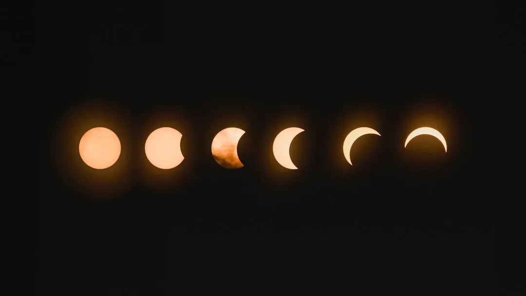 Grafico mostrando a relacao entre fases da lua e variacao das mares