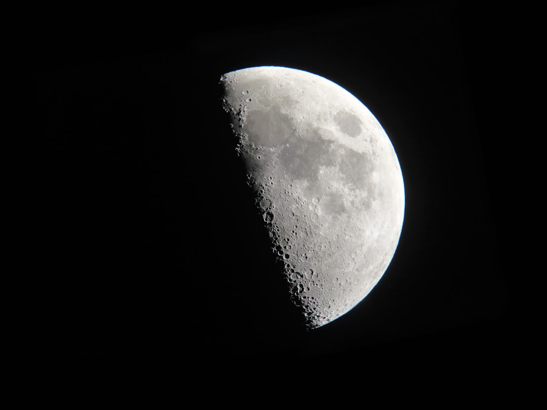 Superficie da lua com crateras visíveis por telescopio