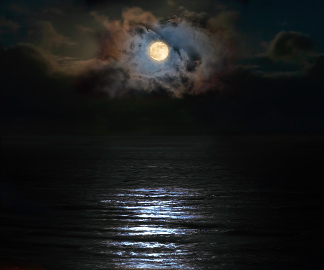Fases da Lua e Marés: Como o Ciclo Lunar Move os Oceanos e Influencia a Terra