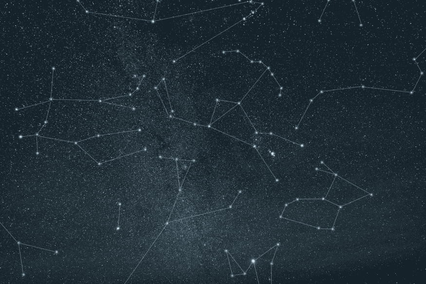 Céu estrelado com linhas desenhando constelações, exemplo visual de como identificar constelações no céu noturno.
